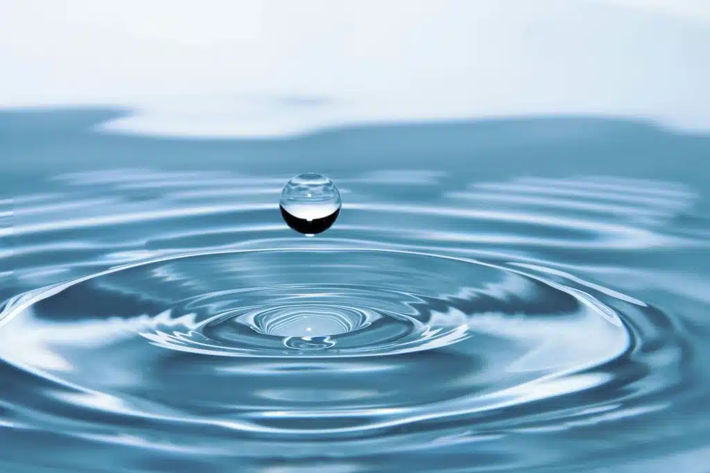 When you should use warm or hot water to watch clothes